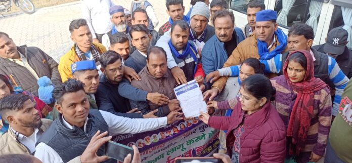 Office bearers and members of Azad Azad Samaj Party (Kanshi Ram) submit memorandum at district headquarters
