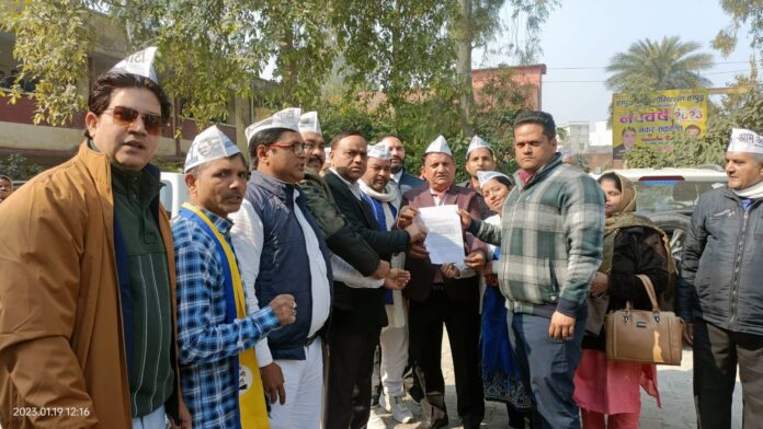 Aam Aadmi Party workers and office bearers handing over the memorandum