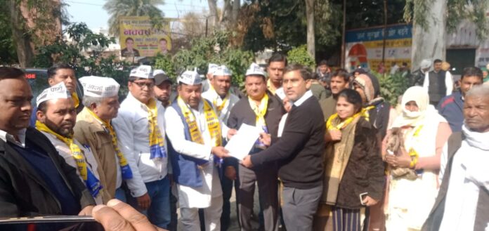 Aam Aadmi Party workers giving memorandum