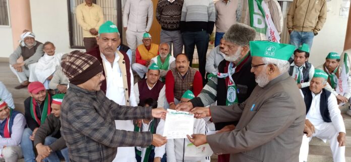 RLD worker giving memorandum