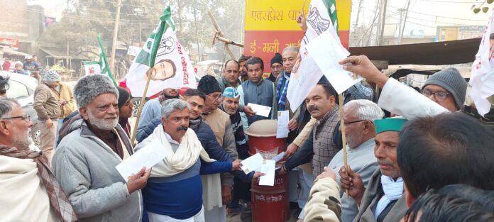 RLD worker putting letter in letter box for Chief Minister's office