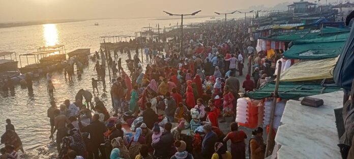 Devotees bathing in the Ganges on Madya Purnima