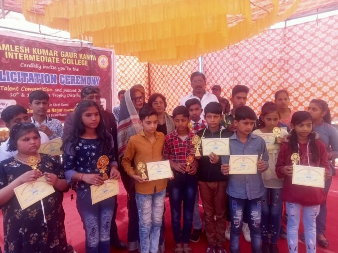 District Panchayat President and others with meritorious children in Kamlesh Kumar Gaur School