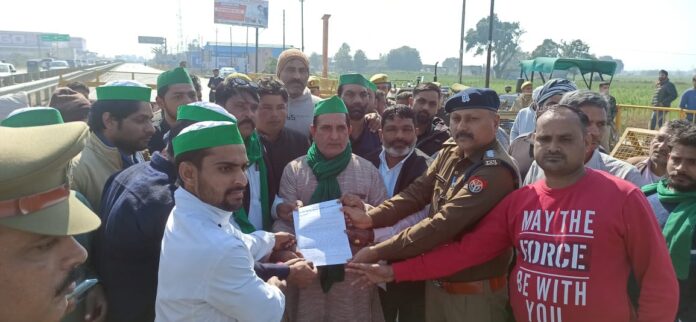 Office bearers and members of Bhartiya Kisan Union Real (Apolitical) handing over the memorandum