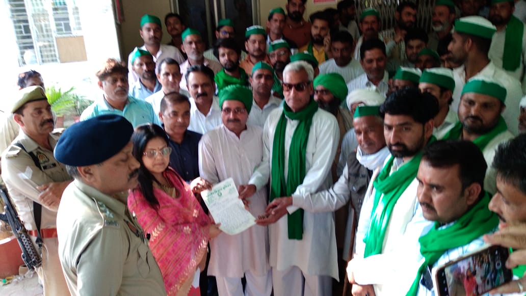 Bhakiyu workers handing over memorandum at Hapur Pilkhuwa Development Authority office