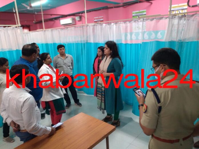 District Magistrate giving necessary instructions to the doctor during the inspection in the district hospital