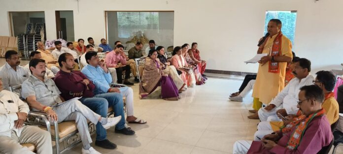 District incharge Man Singh Goswami addressing the workers