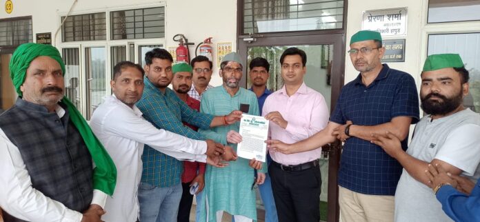 Office bearers and members of Bharatiya Kisan Union (Lokshakti) handing over the memorandum