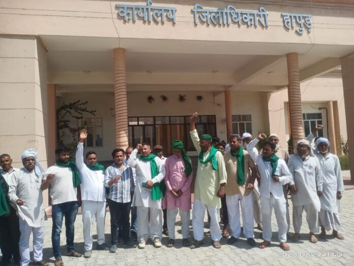 Officers and members of Kisan Mazdoor Sangathan protesting at the district headquarters