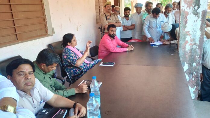 Officers arrived in village Muzaffar Bagadpur regarding consolidation