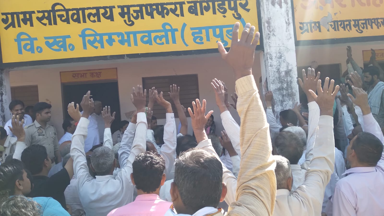 Villagers gathered at secretariat in village Muzaffar Bagadpur
