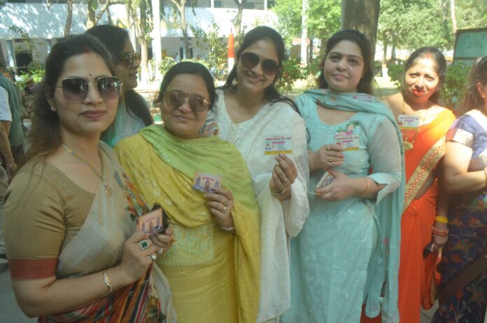 Women going to vote in Agrawal Mahasabha elections