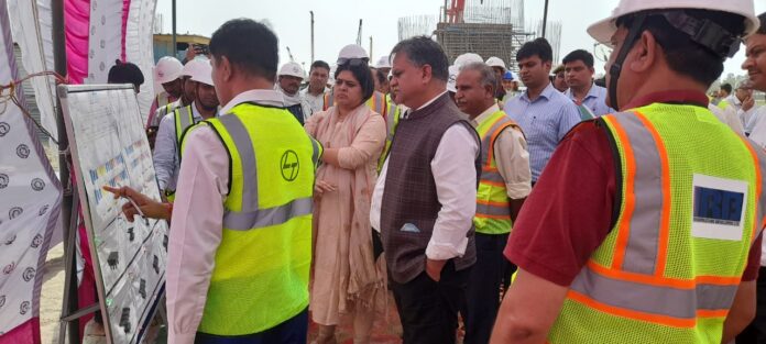 Additional Chief Secretary (Home) Manoj Kumar Singh inspecting Ganga Expressway