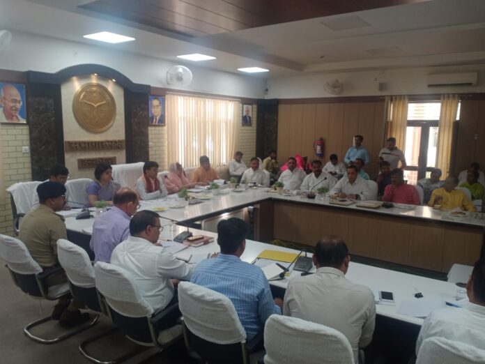 Minister in-charge Kapil Dev Agarwal participating in the district planning meeting