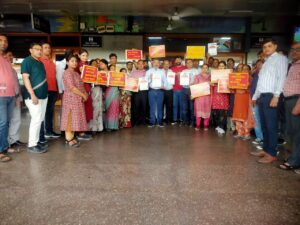 Railway employees demanding old pension