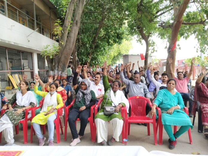 Railway employees protesting for the demand of old pension