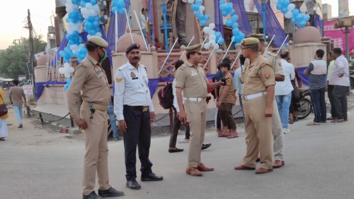 Traffic in-charge Chhabiram giving instructions to traffic police personnel