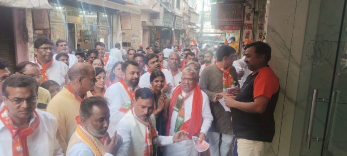 MP Rajendra Agarwal, MLA Vijaypal Aadhati and other BJP people seeking votes in bullion market