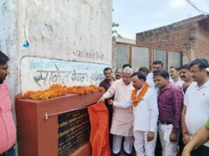 MP Rajendra Agarwal and MLA Vijaypal Aadhti laying the foundation stone of development works 1