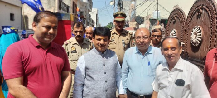 Minister in-charge Kapil Dev Agarwal reached Mohalla Collector Ganj
