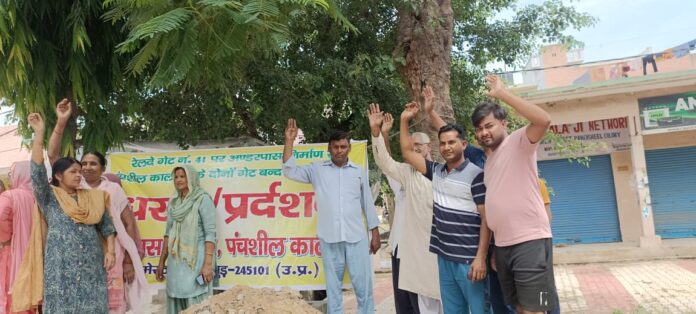 Colony residents protesting against the underpass