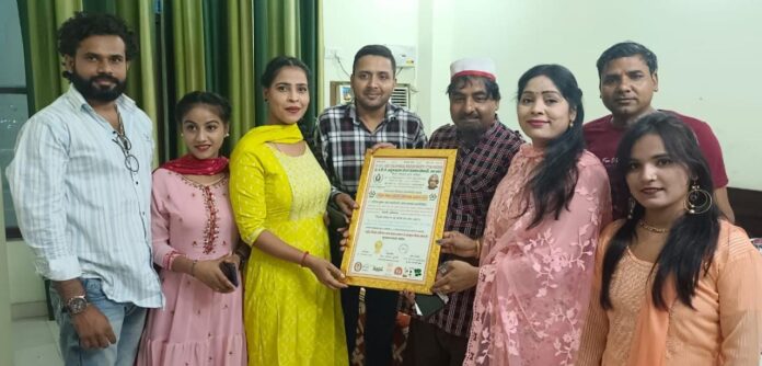 Danish Qureshi felicitating comedian Shekh Chilli and his team