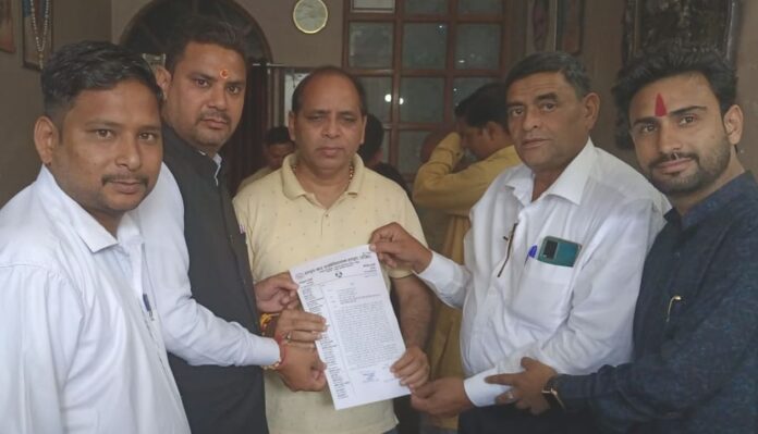 Handing over the memorandum to the regional president of BJP