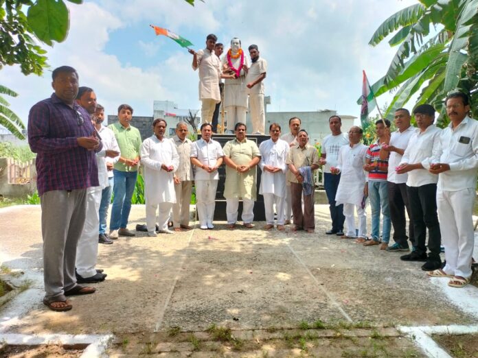 Congress people paid tribute on the birth anniversary of former Prime Minister Rajiv Gandhi