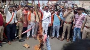 Hapur Newsहरियाणा की घटना को लेकर हिंदू संगठन ने किया प्रदर्शन, फूंका पुतला