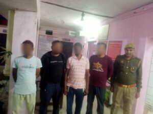 Hapur Police पुलिस का शराबियों पर चला चाबुक, खुले में शराब पी रहे 62 पर हुई कार्रवाई