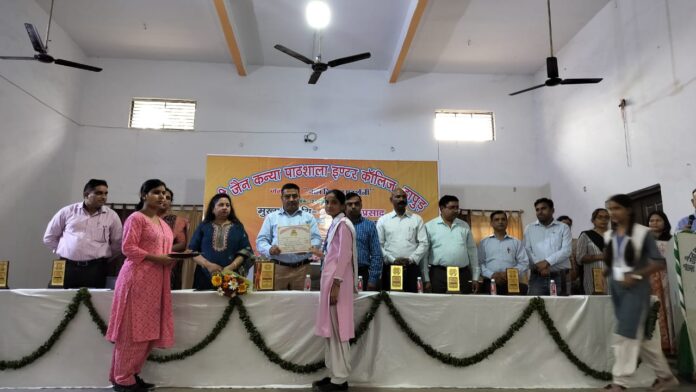 Hapur students showed their skills in children's scientific competition