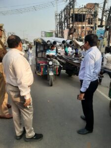 Illegal E-Rickshawsअपंजीकृत और ओवरलोड ईरिक्शा पर चला चाबुक, 30 ई-रिक्शा की सीज