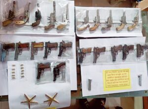 Hapur Crime News ऑनडिमांड शस्त्र सप्लाई करने वाले अंतर्राज्यीय गिरोह का पर्दाफाश, हथियार बरामद