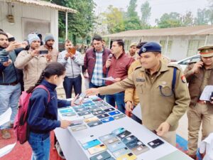 Hapur Police हापुड़ पुलिस की सफल हुई 'एक पहल' ; 31.25 लाख के 125 मोबाइल फोन किए बरामद