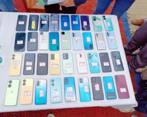 Hapur Police हापुड़ पुलिस की सफल हुई 'एक पहल' ; 31.25 लाख के 125 मोबाइल फोन किए बरामद