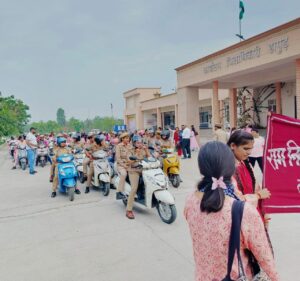 Hapur पिंक स्कूटी रैली के माध्यम से मतदाताओं को किया जागरूक
