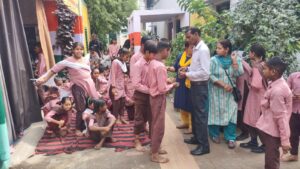 Hapur Earth Day पृथ्वी दिवस पर स्कूली बच्चों को प्रदूषण को लेकर किया जागरूक