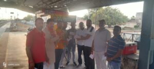 Hapur भाजपाइयों ने दैनिक रेल यात्रियों से की मुलाकात, भाजपा प्रत्याशी के पक्ष में मतदान की अपील