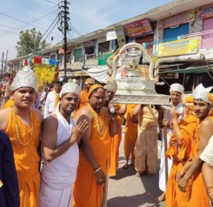 Hapur महावीर स्वामी का जन्म कल्याणक पर्व धूमधाम से मनाया, निकाली पालकी यात्रा