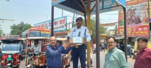 Hapur चिलचिलाती धूप में ड्यूटी कर रहे पुलिसकर्मियों को सीएमओ ने वितरित की किट, स्वास्थ्य को लेकर किया जागरूक