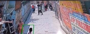 Hapur पैसों के विवाद में आपस में भिड़े परिवार के लोग, मारपीट का वीडियो हुआ वायरल