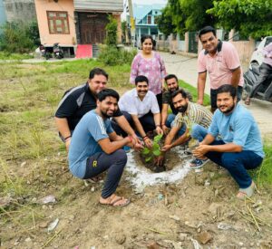 Hapur पौधारोपण कर देखभाल का लिया संकल्प