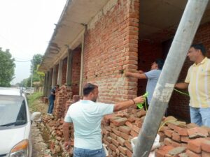 Hapur एचपीडीए की टीम ने सिंभावली में अवैध निर्माणों पर लगाई सील, मची अफरा तफरी