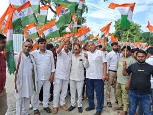 Hapur भाजपा युवा मोर्चा ने निकाली तिरंगा यात्रा, शामिल हुए सैकड़ों कार्यकर्ता