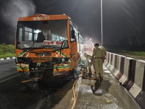 Hapur रोडवेज बस और ट्रैक्टर की टक्कर में आग लगी, दमकल ने तुरंत काबू पाया